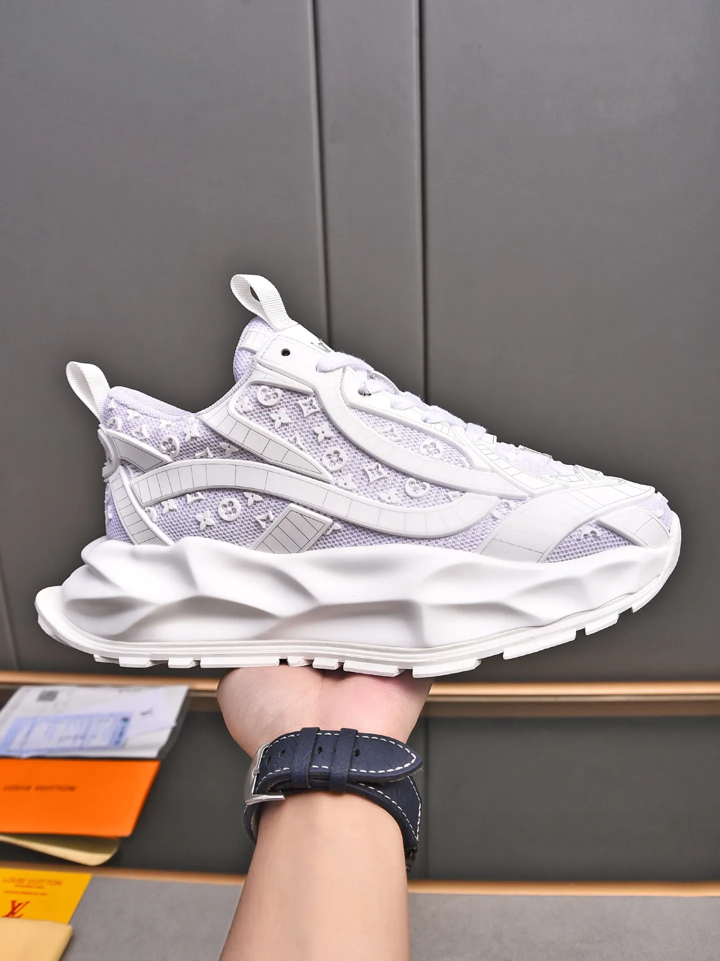 Men's shoes 💰580 📛📛【LOUIS VUITTON】Louis Vuitton 2024 new products👟Milan fashion catwalk style🇰🇾🇰🇾LV family logo, big-name style, a must-have for fashionistas⚠️Imported mesh with high-tech glue technology➕Cow leather➕Breathable mesh lining➕Genuine leather feet➕Special foam outsole👞Number 38-44 (45 46 custom-made)